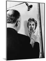 PSYCHO, 1960 directed by ALFRED HITCHCOCK On the set, Alfred Hitchcock directs Janet Leigh (b/w pho-null-Mounted Photo