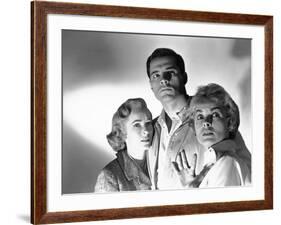 PSYCHO, 1960 directed by ALFRED HITCHCOCK Vera Miles, John Gavin and Janet Leigh (b/w photo)-null-Framed Photo