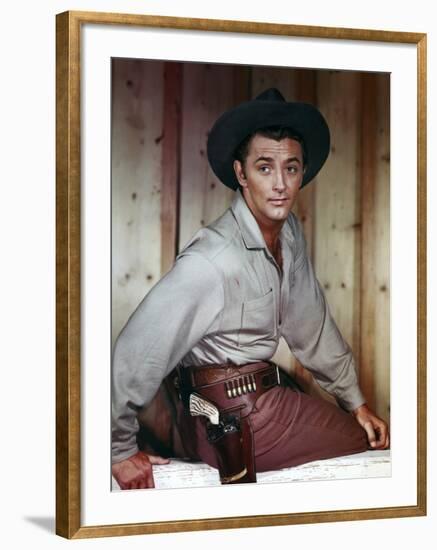PURSUED, 1947 directed by RAOUL WALSH Robert Mitchum (photo)-null-Framed Photo