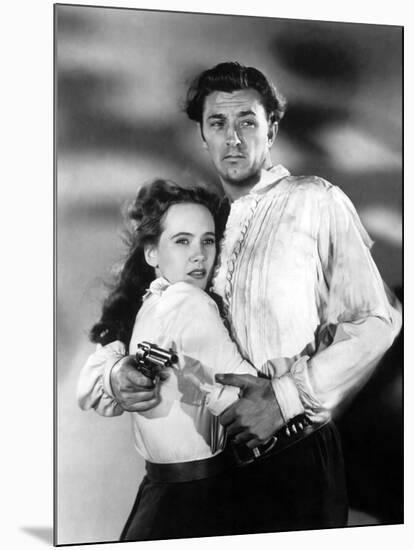 PURSUED, 1947 directed by RAOUL WALSH Teresa Wright and Robert Mitchum (b/w photo)-null-Mounted Photo