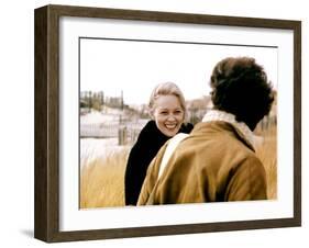 PUZZLE OF A DOWNFALL CHILD, 1970 directed by JERRY SCHATZBERG Faye Dunaway and Barry Primus (photo)-null-Framed Photo