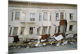 Quake-Damaged Apartment House-Roger Ressmeyer-Mounted Photographic Print