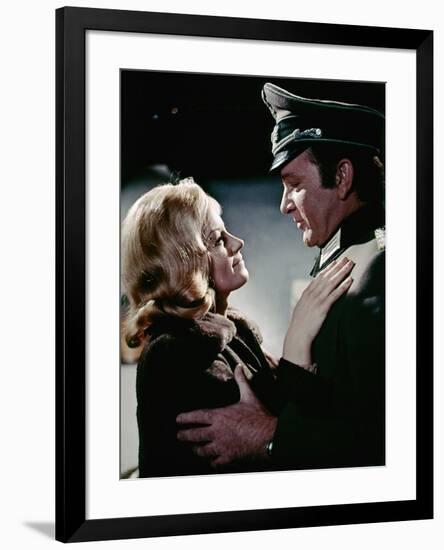 Quand les aigles attaquent WHERE EAGLES DARE by BrianHutton with Mary Ure and Richard Burton, 1968 -null-Framed Photo