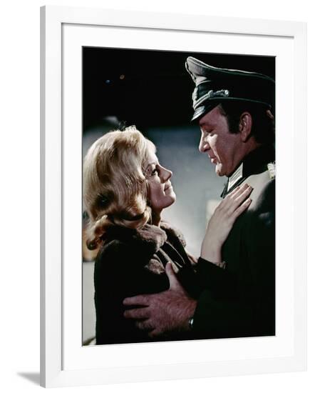 Quand les aigles attaquent WHERE EAGLES DARE by BrianHutton with Mary Ure and Richard Burton, 1968 --Framed Photo