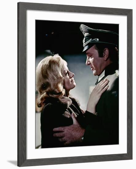 Quand les aigles attaquent WHERE EAGLES DARE by BrianHutton with Mary Ure and Richard Burton, 1968 -null-Framed Photo