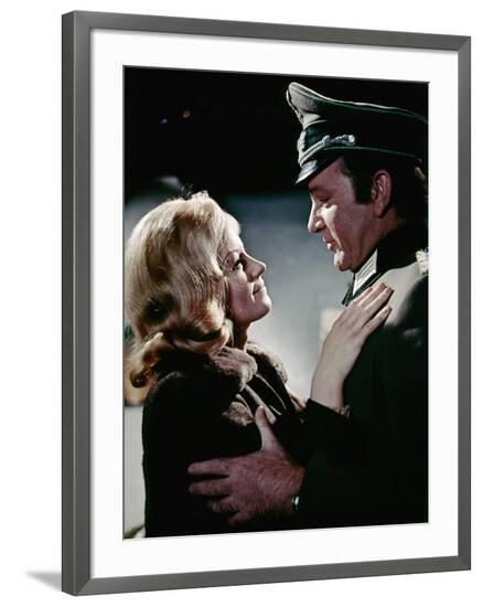 Quand les aigles attaquent WHERE EAGLES DARE by BrianHutton with Mary Ure and Richard Burton, 1968 --Framed Photo