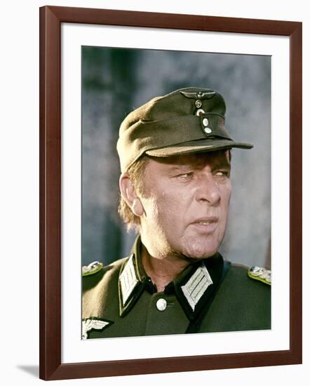 Quand les aigles attaquent WHERE EAGLES DARE by BrianHutton with Richard Burton, 1968 (photo)-null-Framed Photo