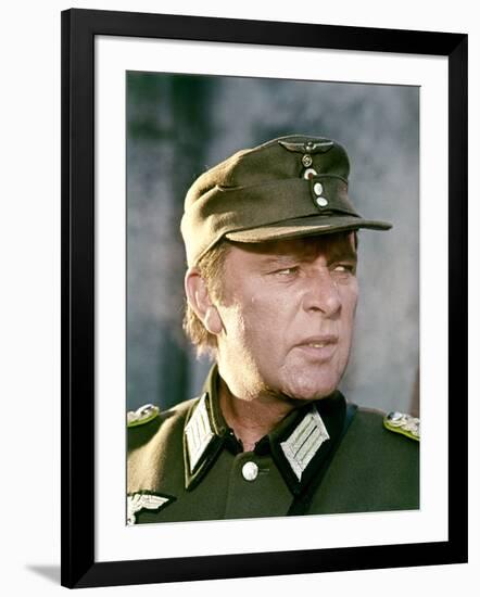 Quand les aigles attaquent WHERE EAGLES DARE by BrianHutton with Richard Burton, 1968 (photo)-null-Framed Photo