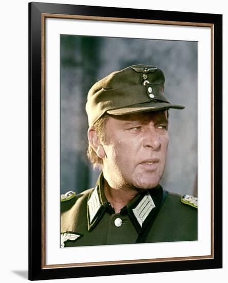 Quand les aigles attaquent WHERE EAGLES DARE by BrianHutton with Richard Burton, 1968 (photo)-null-Framed Photo