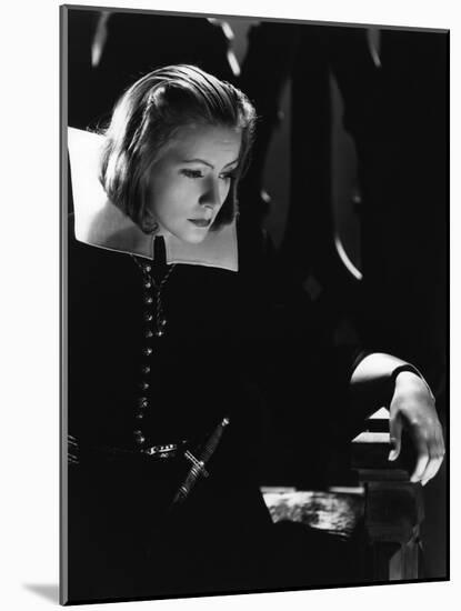 QUEEN CHRISTINA, 1933 directed by ROUBEN MAMOULIAN Greta Garbo (b/w photo)-null-Mounted Photo