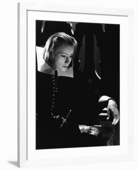 QUEEN CHRISTINA, 1933 directed by ROUBEN MAMOULIAN Greta Garbo (b/w photo)-null-Framed Photo