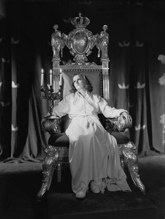 https://imgc.allpostersimages.com/img/posters/queen-christina-1933-directed-by-rouben-mamoulian-greta-garbo-b-w-photo_u-L-Q1C1IN50.jpg?artPerspective=n