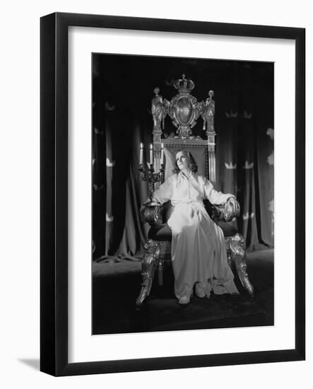 QUEEN CHRISTINA, 1933 directed by ROUBEN MAMOULIAN Greta Garbo (b/w photo)-null-Framed Photo