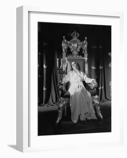 QUEEN CHRISTINA, 1933 directed by ROUBEN MAMOULIAN Greta Garbo (b/w photo)-null-Framed Photo