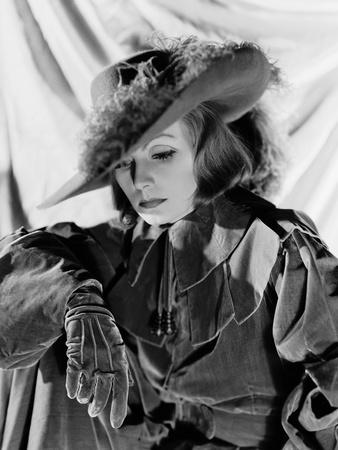 https://imgc.allpostersimages.com/img/posters/queen-christina-1933-directed-by-rouben-mamoulian-greta-garbo-b-w-photo_u-L-Q1C1IT50.jpg?artPerspective=n
