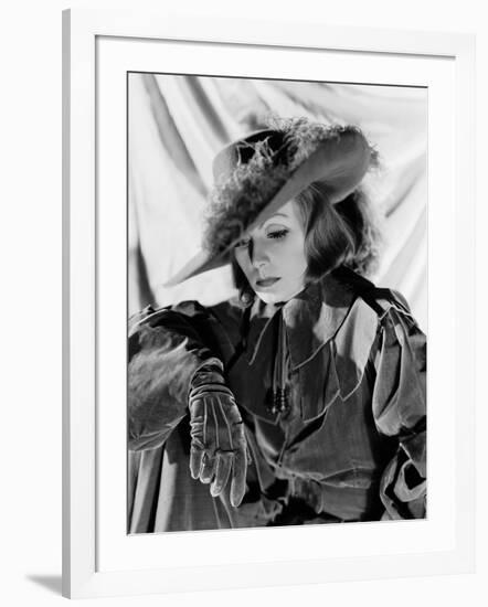 QUEEN CHRISTINA, 1933 directed by ROUBEN MAMOULIAN Greta Garbo (b/w photo)-null-Framed Photo