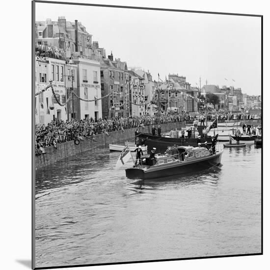Queen Elizabeth Ii in Guernsey, 1957-Malcolm MacNeil-Mounted Photographic Print