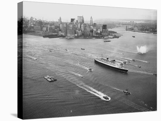 Queen Elizabeth Sailing Through New York Harbor-null-Stretched Canvas