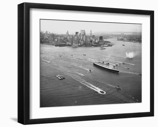 Queen Elizabeth Sailing Through New York Harbor-null-Framed Premium Photographic Print