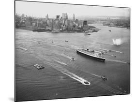 Queen Elizabeth Sailing Through New York Harbor-null-Mounted Photographic Print