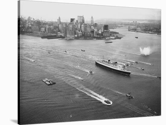 Queen Elizabeth Sailing Through New York Harbor-null-Stretched Canvas