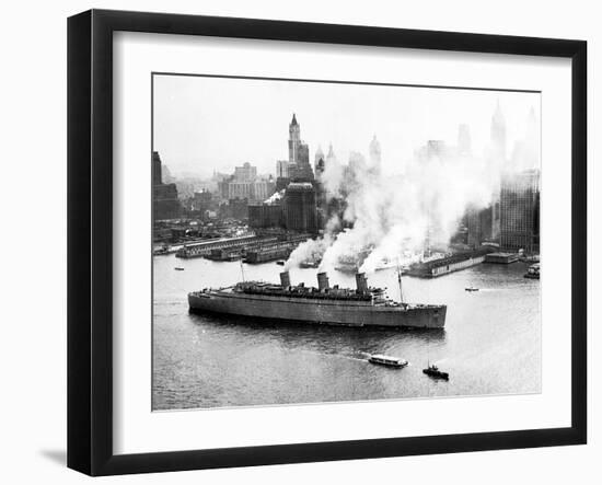 Queen Mary Leaves her New York Berth, c.1940-null-Framed Photographic Print