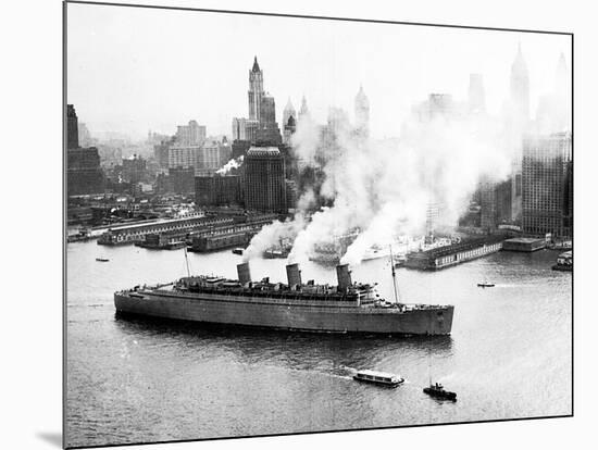 Queen Mary Leaves her New York Berth, c.1940-null-Mounted Photographic Print