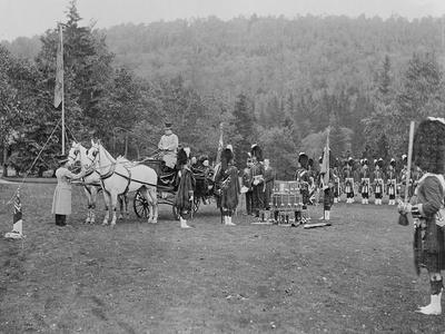 https://imgc.allpostersimages.com/img/posters/queen-victoria-presenting-colours-to-the-cameron-highlanders-1873-b-w-photo_u-L-PG66540.jpg?artPerspective=n