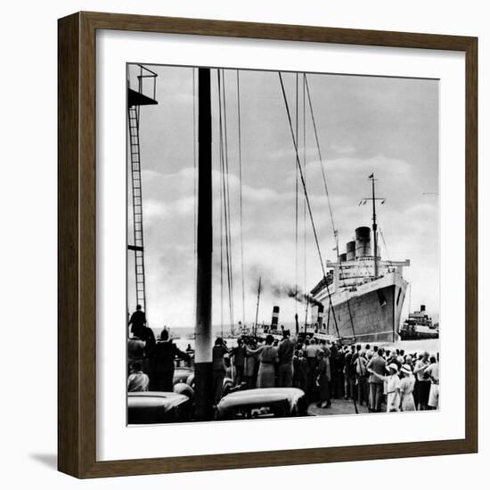 R.M.S. 'Queen Mary' Arriving at Southampton, 1936-null-Framed Photographic Print