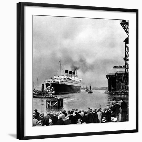 R.M.S. 'Queen Mary' Leaving Clydebank, March 1936-null-Framed Photographic Print