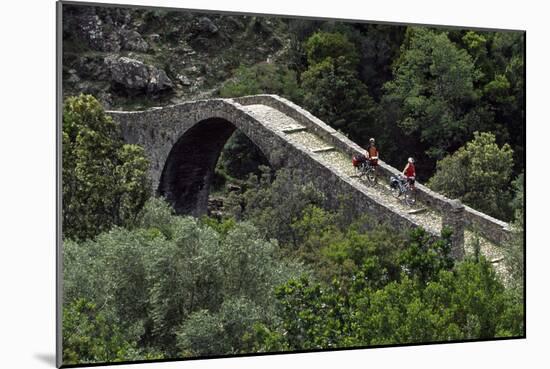 Radfahrer, Spelunca Schlucht, Genuesenbrücke, Ota, Korsika, Frankreich-Norbert Eisele-Hein-Mounted Photographic Print