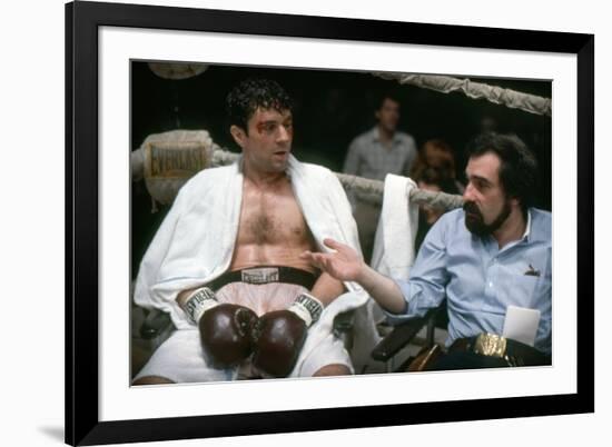 RAGING BULL, 1980 directed by MARTIN SCORSESE On the set, Martin Scorsese explains the scene to Rob-null-Framed Photo