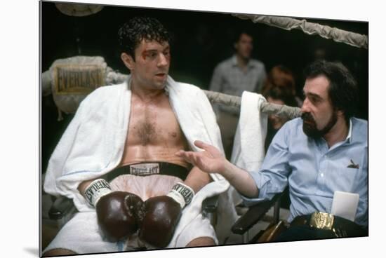 RAGING BULL, 1980 directed by MARTIN SCORSESE On the set, Martin Scorsese explains the scene to Rob-null-Mounted Photo