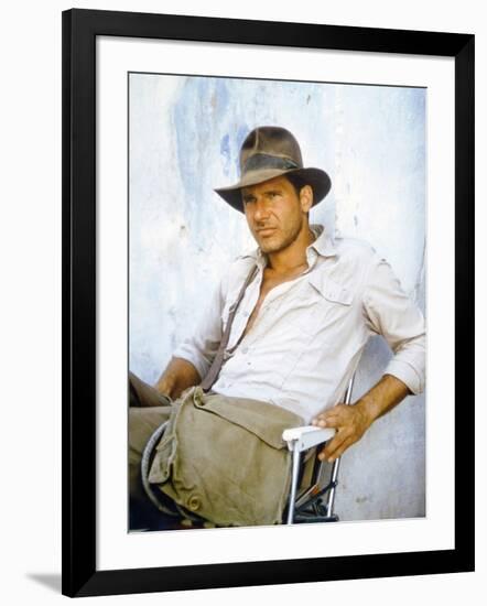 RAIDERS OF THE LOST ARK, 1981 On the set, Harrison Ford (photo)-null-Framed Photo