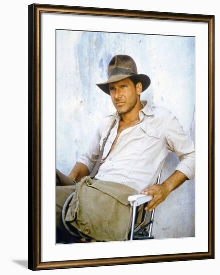 RAIDERS OF THE LOST ARK, 1981 On the set, Harrison Ford (photo)-null-Framed Photo