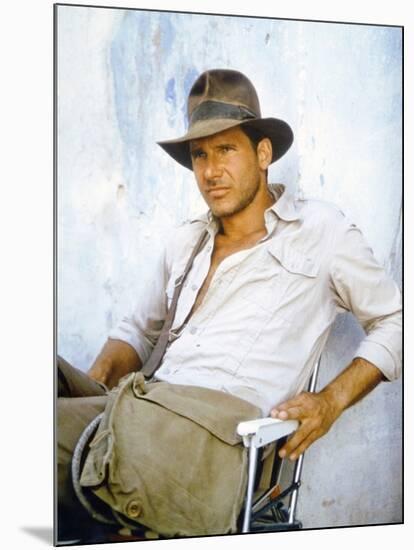 RAIDERS OF THE LOST ARK, 1981 On the set, Harrison Ford (photo)-null-Mounted Photo