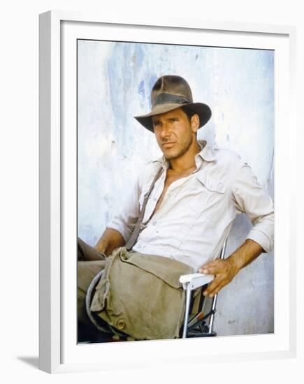 RAIDERS OF THE LOST ARK, 1981 On the set, Harrison Ford (photo)-null-Framed Photo