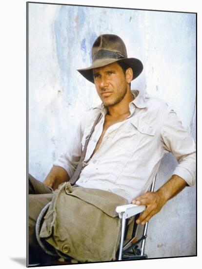 RAIDERS OF THE LOST ARK, 1981 On the set, Harrison Ford (photo)-null-Mounted Photo