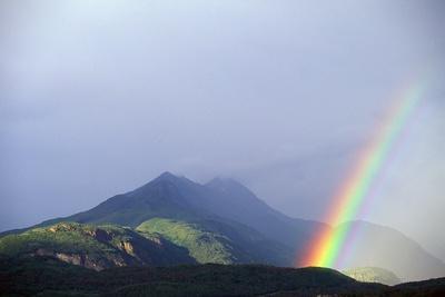 https://imgc.allpostersimages.com/img/posters/rainbow-over-alaskan-mountain_u-L-PZNA720.jpg?artPerspective=n