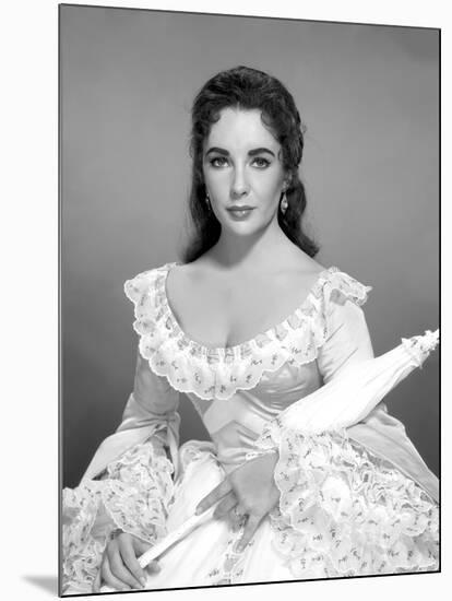 RAINTREE COUNTY, 1957 directed by EDWARD DMYTRYK Elizabeth Taylor (b/w photo)-null-Mounted Photo