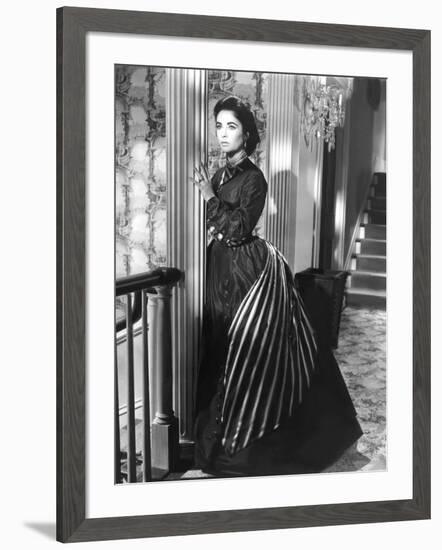 RAINTREE COUNTY, 1957 directed by EDWARD DMYTRYK Elizabeth Taylor (b/w photo)-null-Framed Photo