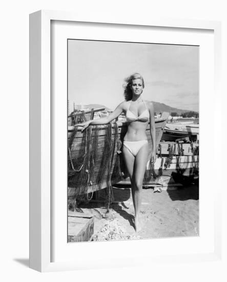 Raquel Welch-null-Framed Photographic Print