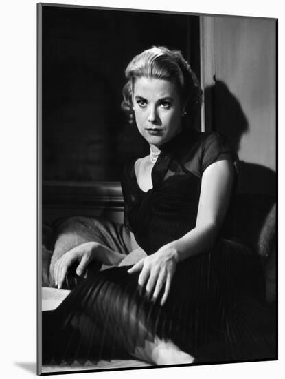 REAR WINDOW, 1954 directed by ALFRED HITCHCOCK Grace Kelly (b/w photo)-null-Mounted Photo
