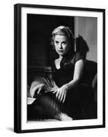 REAR WINDOW, 1954 directed by ALFRED HITCHCOCK Grace Kelly (b/w photo)-null-Framed Photo