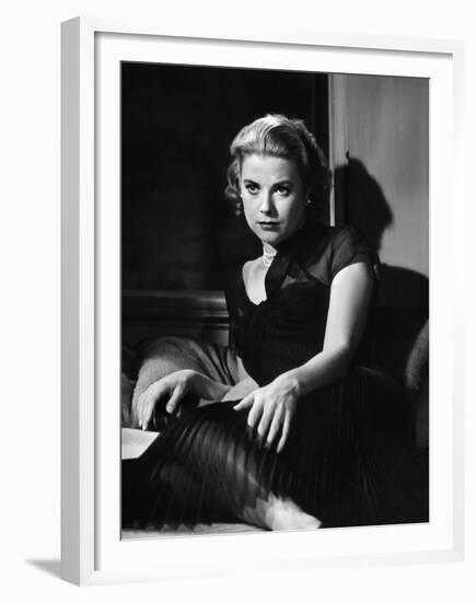 REAR WINDOW, 1954 directed by ALFRED HITCHCOCK Grace Kelly (b/w photo)-null-Framed Photo