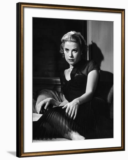 REAR WINDOW, 1954 directed by ALFRED HITCHCOCK Grace Kelly (b/w photo)-null-Framed Photo