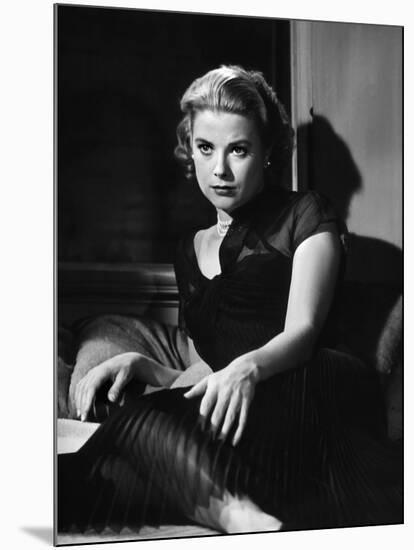 REAR WINDOW, 1954 directed by ALFRED HITCHCOCK Grace Kelly (b/w photo)-null-Mounted Photo