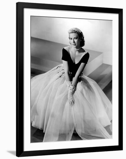 REAR WINDOW, 1954 directed by ALFRED HITCHCOCK Grace Kelly (b/w photo)-null-Framed Photo