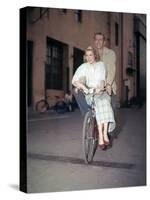 REAR WINDOW, 1954 directed by ALFRED HITCHCOCK On the set, Grace Kelly and James Stewart (photo)-null-Stretched Canvas