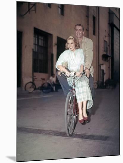 REAR WINDOW, 1954 directed by ALFRED HITCHCOCK On the set, Grace Kelly and James Stewart (photo)-null-Mounted Photo